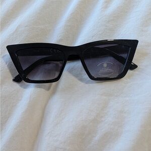 Chic Black Cat-Eye Sunglasses